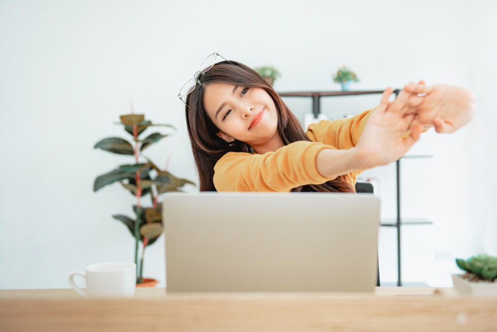 Deskercise routines: simple exercises employees can do at their desks to stay active throughout the day featured image